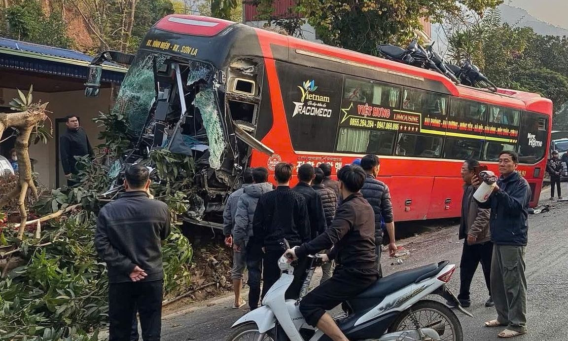 Tai nan lien hoan o Moc Chau, xe khach bien dang hinh anh