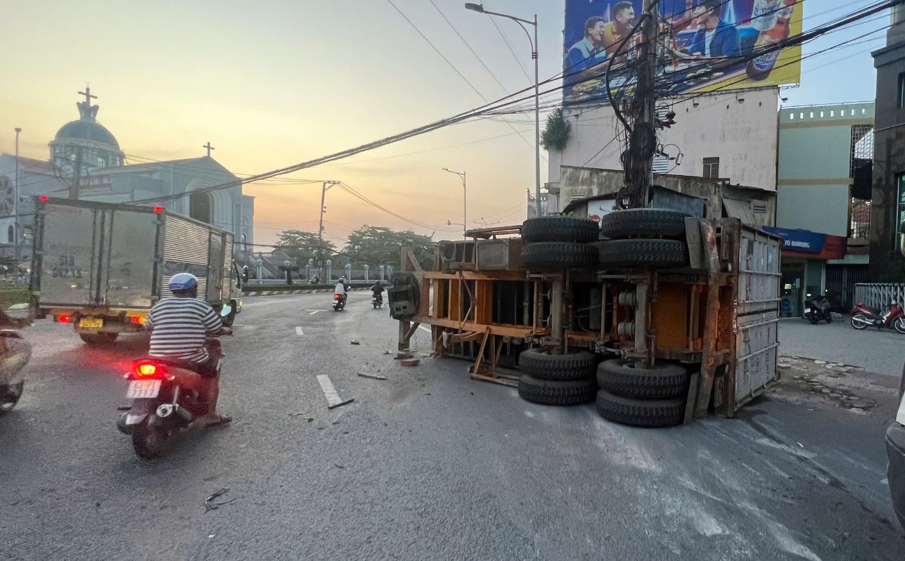 Thung container vang xuong duong khi xe 'om cua' vong xoay Trung Luong hinh anh