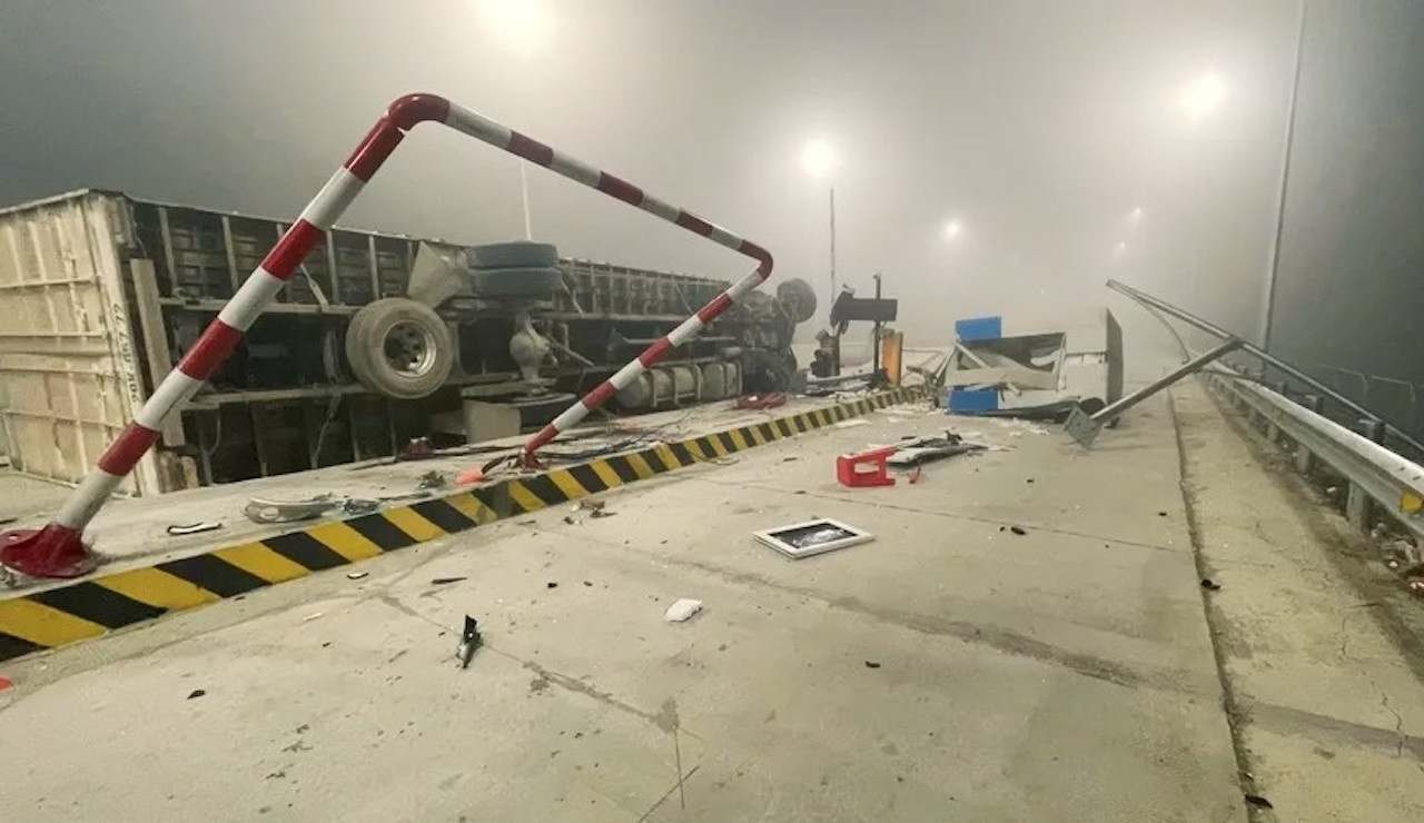 Xe container lao vao tram thu phi, tai xe co phai den bu? hinh anh