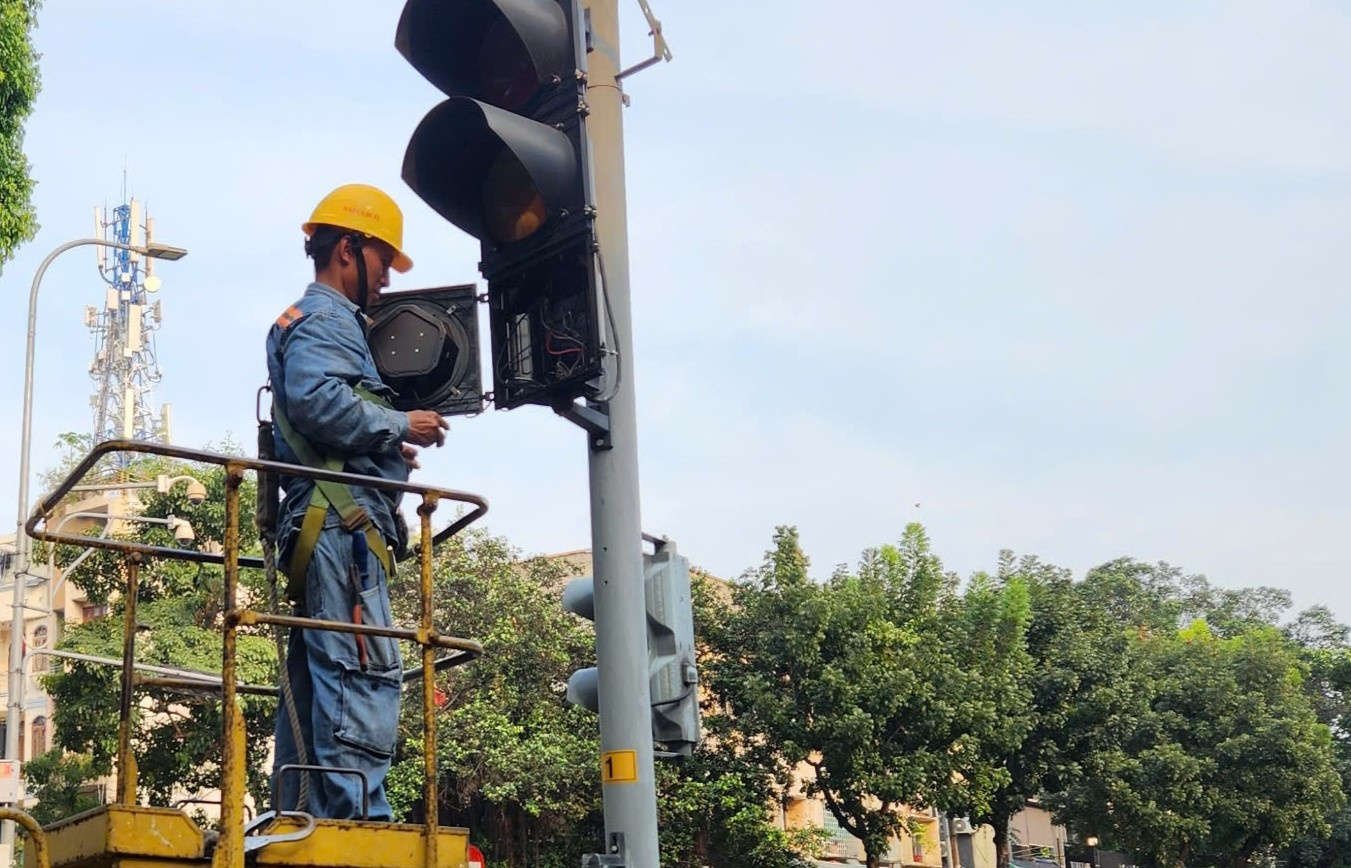 TP.HCM gan xong 500 den cho xe may re phai khi den do o 200 giao lo hinh anh