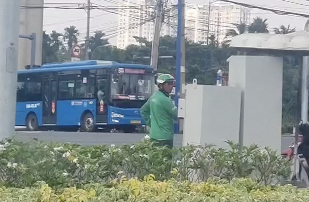 Moi lam viec nguoi mac do GrabBike dieu chinh den giao thong o TP.HCM hinh anh