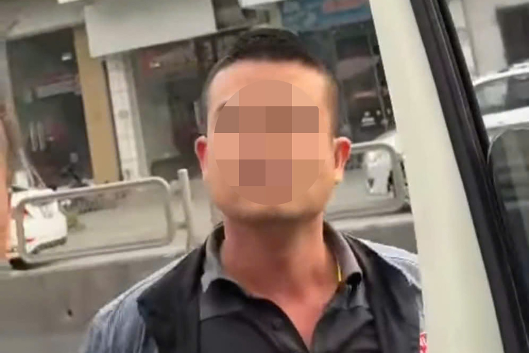 Tai xe xe khach,  Bi chan danh,  Quoc lo 18 anh 1