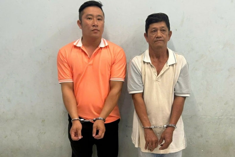 Khoi to con re va cha vo dung gay sat tan cong tai xe xe om o TP.HCM hinh anh