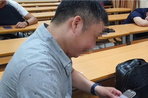 Bi ke gia danh cong an goi dien, nguoi dan ong mat gan 500 trieu dong hinh anh