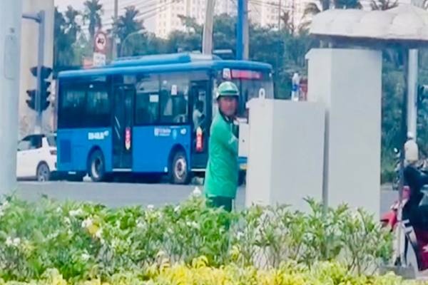 Tai xe GrabBike dieu chinh den giao thong o TP.HCM bi phat 3-5 trieu hinh anh