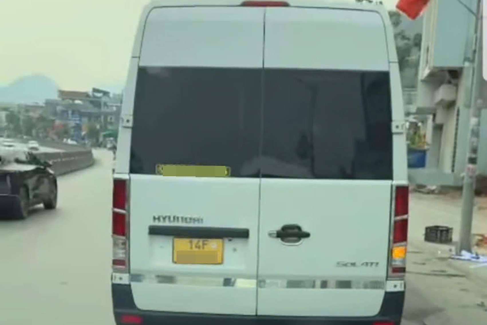 Tai xe xe khach,  Bi chan danh,  Quoc lo 18 anh 2