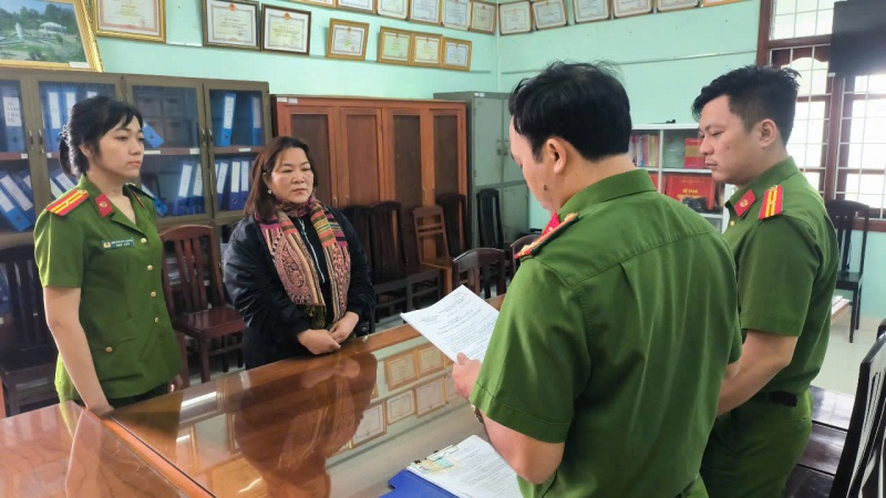 Khoi to nu giam doc khai thac cat vuot tru luong cho phep hinh anh