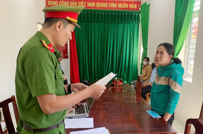 Nu ke toan UBND xa lap ho so khong tham o 1,8 ty dong hinh anh