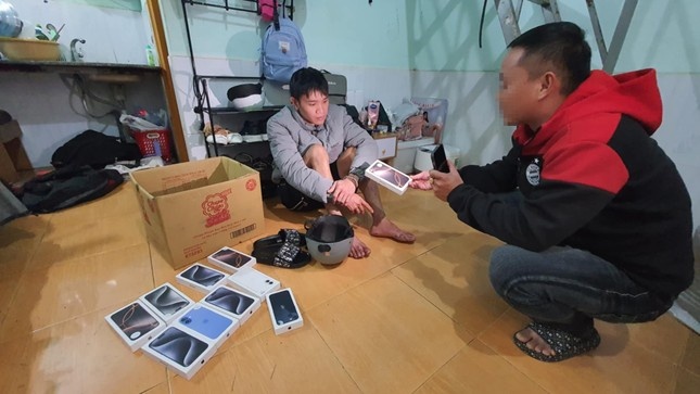 Dot nhap Dien may xanh trom 15 chiec dien thoai tri gia gan nua ty hinh anh