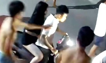 Thanh nien bi danh hoi dong, lao xe may vao nguoi du da nam bat dong hinh anh