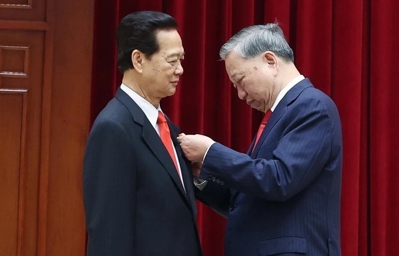 Trao huan chuong Sao Vang cho ong Nong Duc Manh va ong Nguyen Tan Dung hinh anh