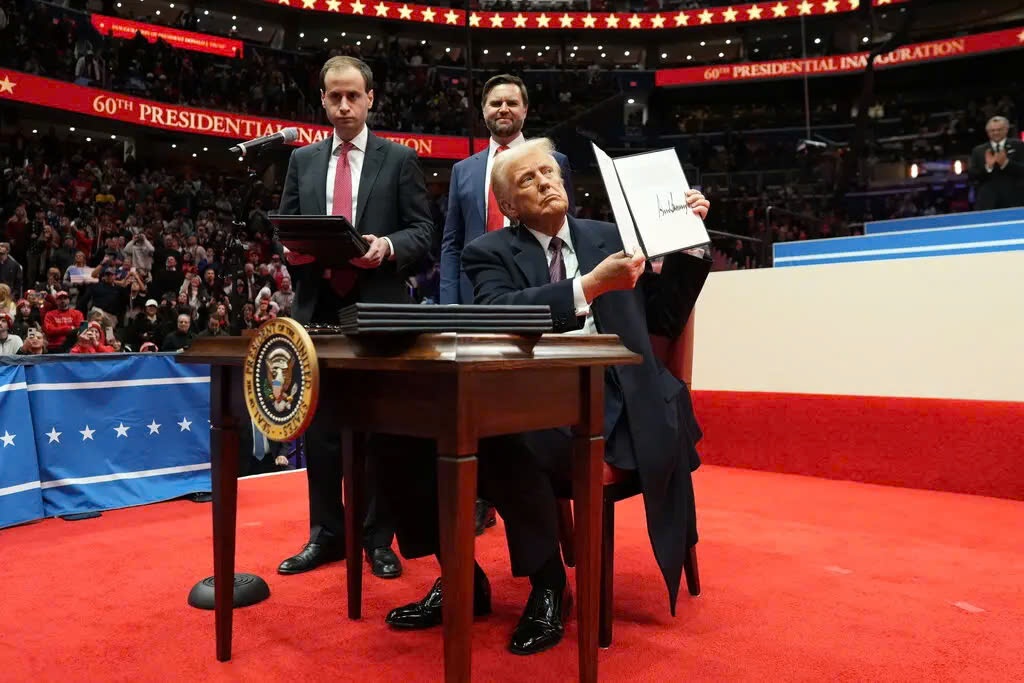 Chinh quyen Trump bi kien hinh anh