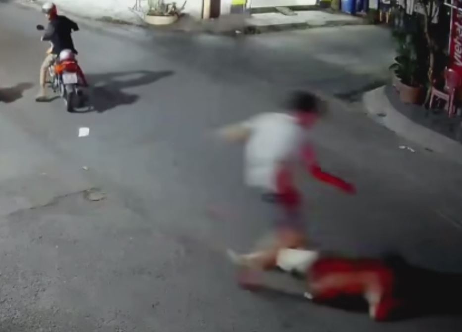 Thanh nien bi danh hoi dong, lao xe may vao nguoi o Binh Duong hinh anh