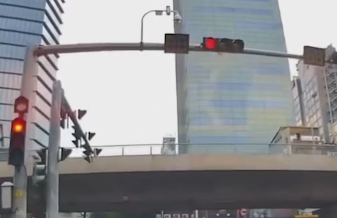 Den tin hieu bi su co chuyen dot ngot xanh sang do o TP.HCM hinh anh