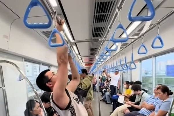 De nghi cong an vao cuoc vu thanh nien hit xa don tren tau metro so 1 hinh anh