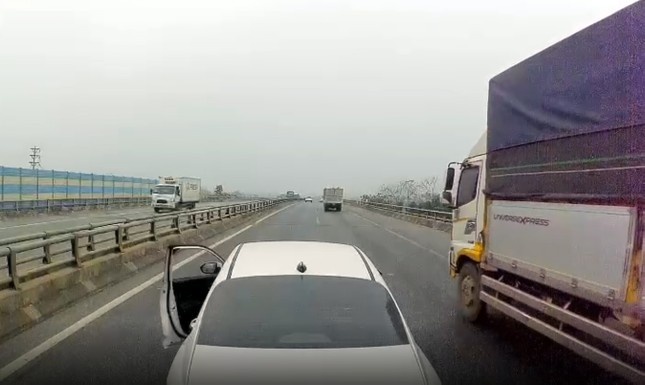 Tai xe oto con chen ep, tat dau xe khach tren cao toc Noi Bai-Lao Cai hinh anh