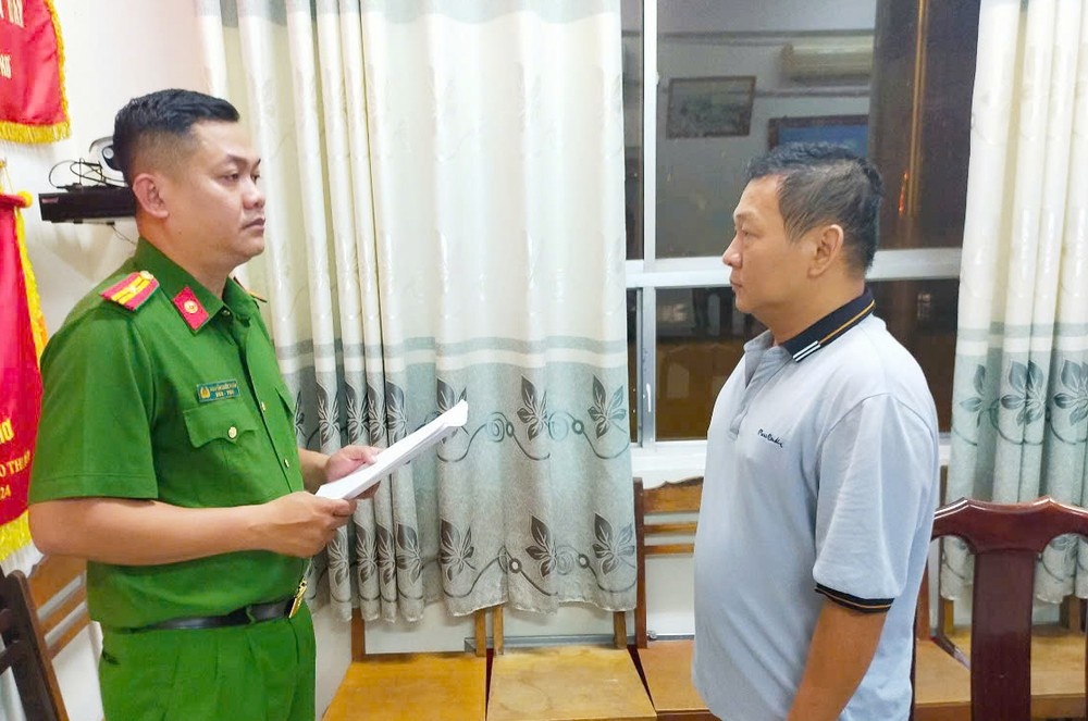 Vi sao 2 cuu can bo ngan hang bi bat? hinh anh