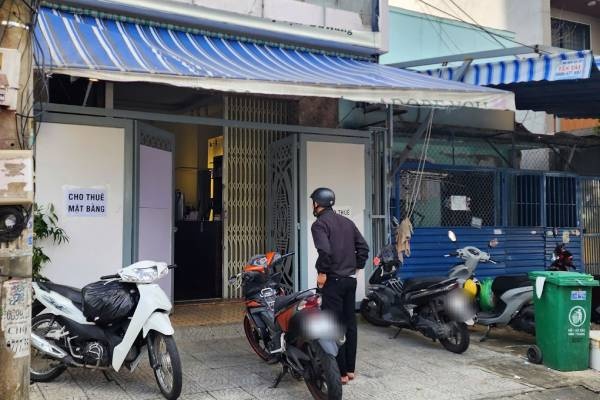 Vu shipper bi danh tu vong: Cua hang cua nguoi phu nu bi tat chat ban hinh anh