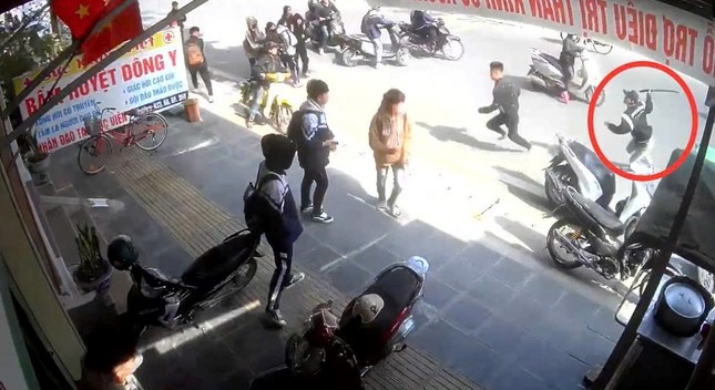 Bat giam thanh nien dung kiem chem nguoi truoc cong truong hoc hinh anh