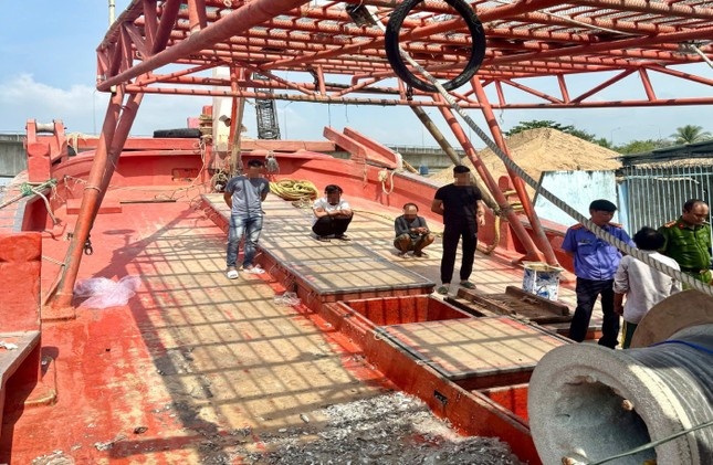 Sat hai dong nghiep,  Phi tang xac,  Xuong bien anh 1