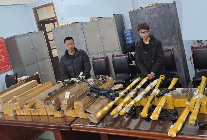 Rao ban vu khi tren mang xa hoi, 2 thanh nien o Ha Noi sa luoi hinh anh