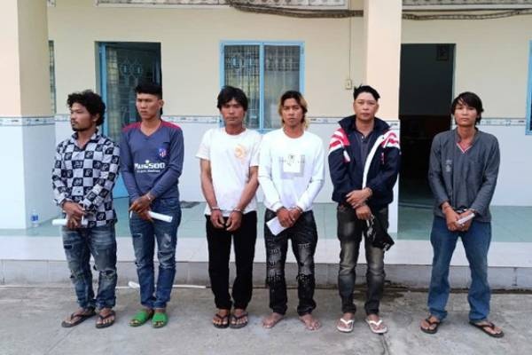 Khoi to 6 doi tuong sat hai dong nghiep roi phi tang xac xuong bien hinh anh