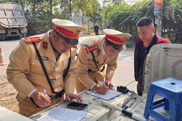 CSGT quyet liet xu ly xe vi pham tai trong hinh anh