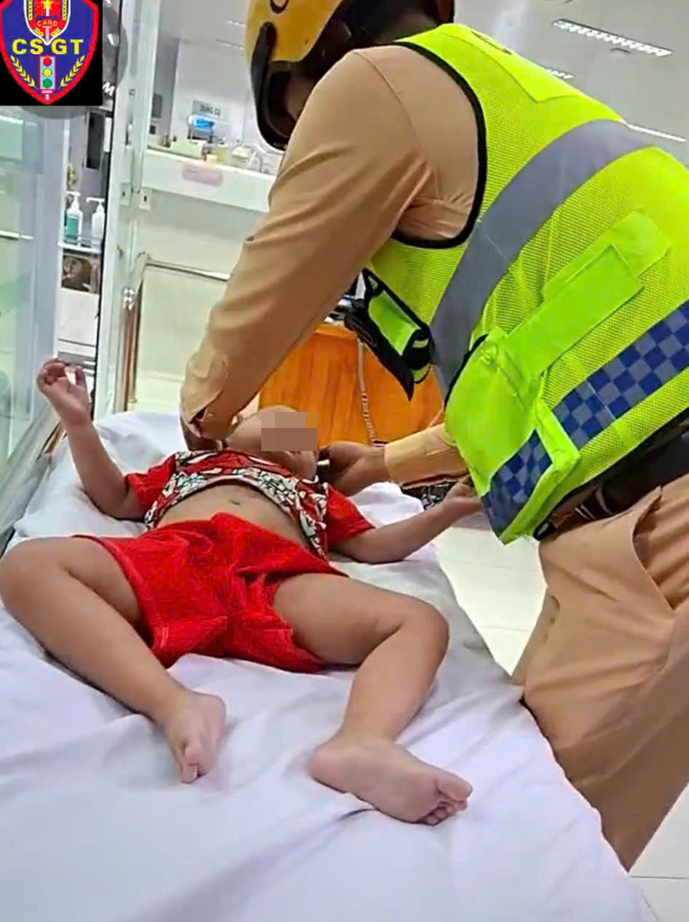 CSGT cuu be 3 tuoi anh 2