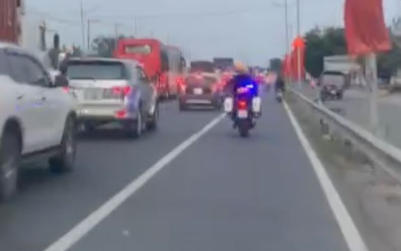 CSGT dua be 3 tuoi di cap cuu tren cao toc o TP.HCM hinh anh