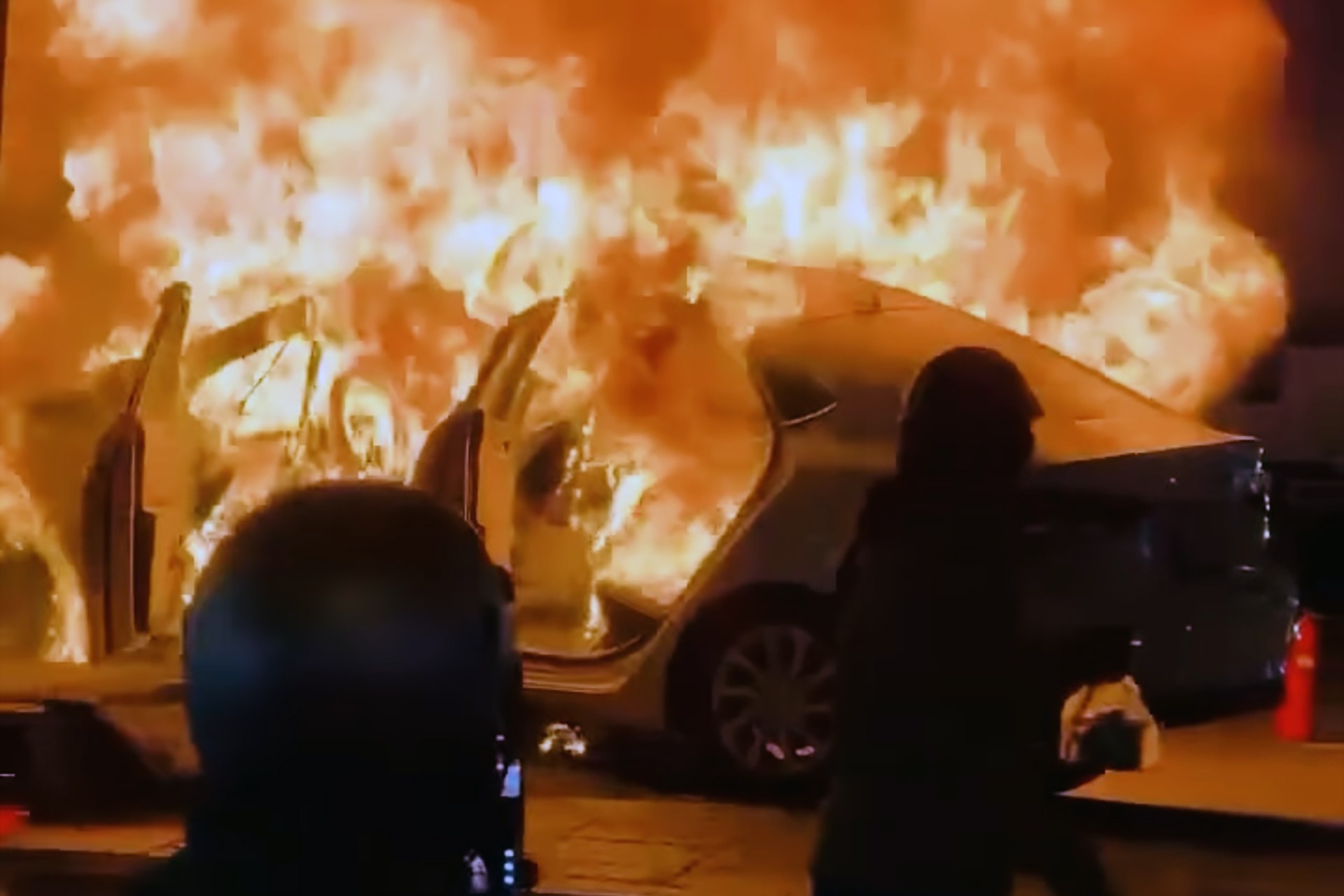 Oto chay do ruc khi do ben duong o Lam Dong hinh anh