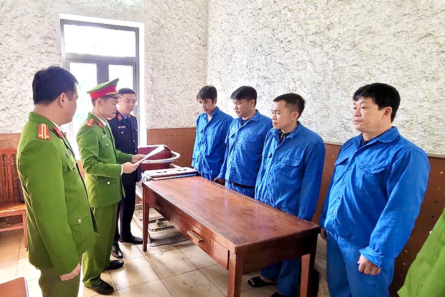 Bat nhom doi tuong khai thac da den tai TP Dong Trieu hinh anh