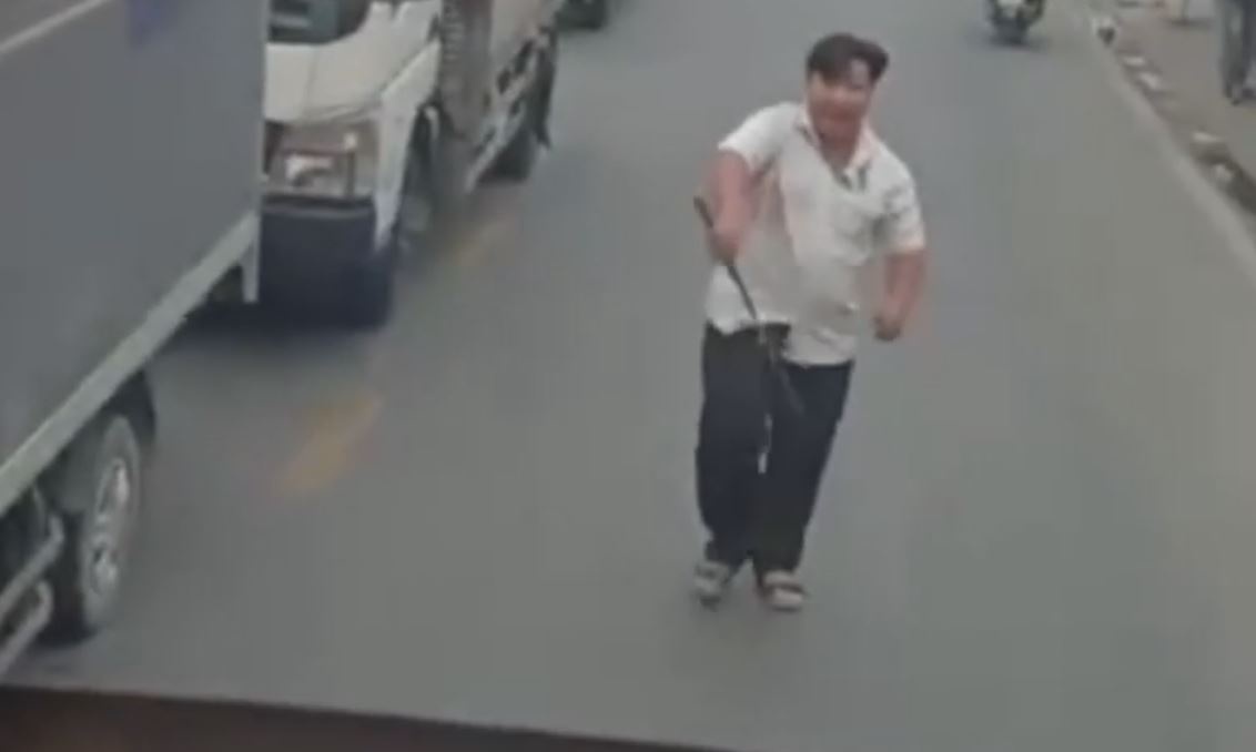 Can canh tai xe taxi cam gay sat dap pha xe tai o TP.HCM hinh anh