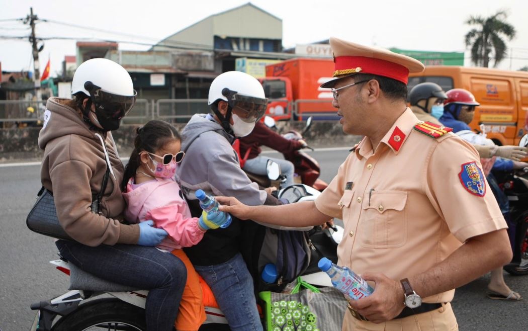 51 don vi CSGT TP.HCM ra quan, giup dan ve que don Tet hinh anh