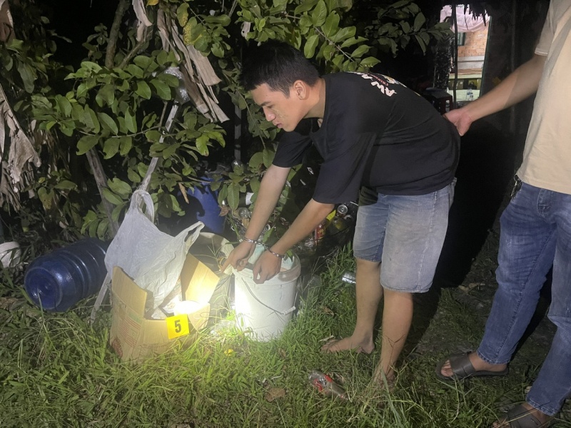 Bat giu doi tuong mua nguyen lieu ve tu san xuat phao roi dem ban hinh anh