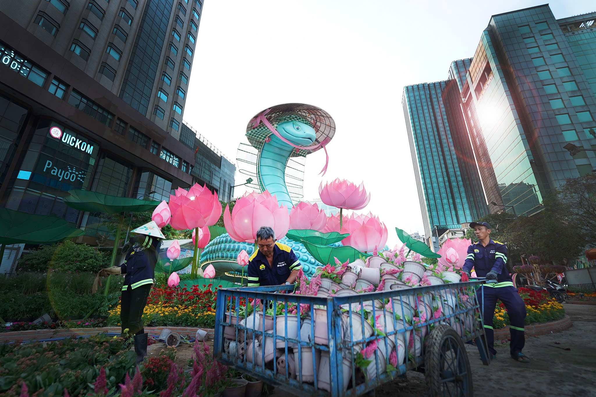 Tam dong cua Duong hoa Nguyen Hue Tet At Ty hinh anh