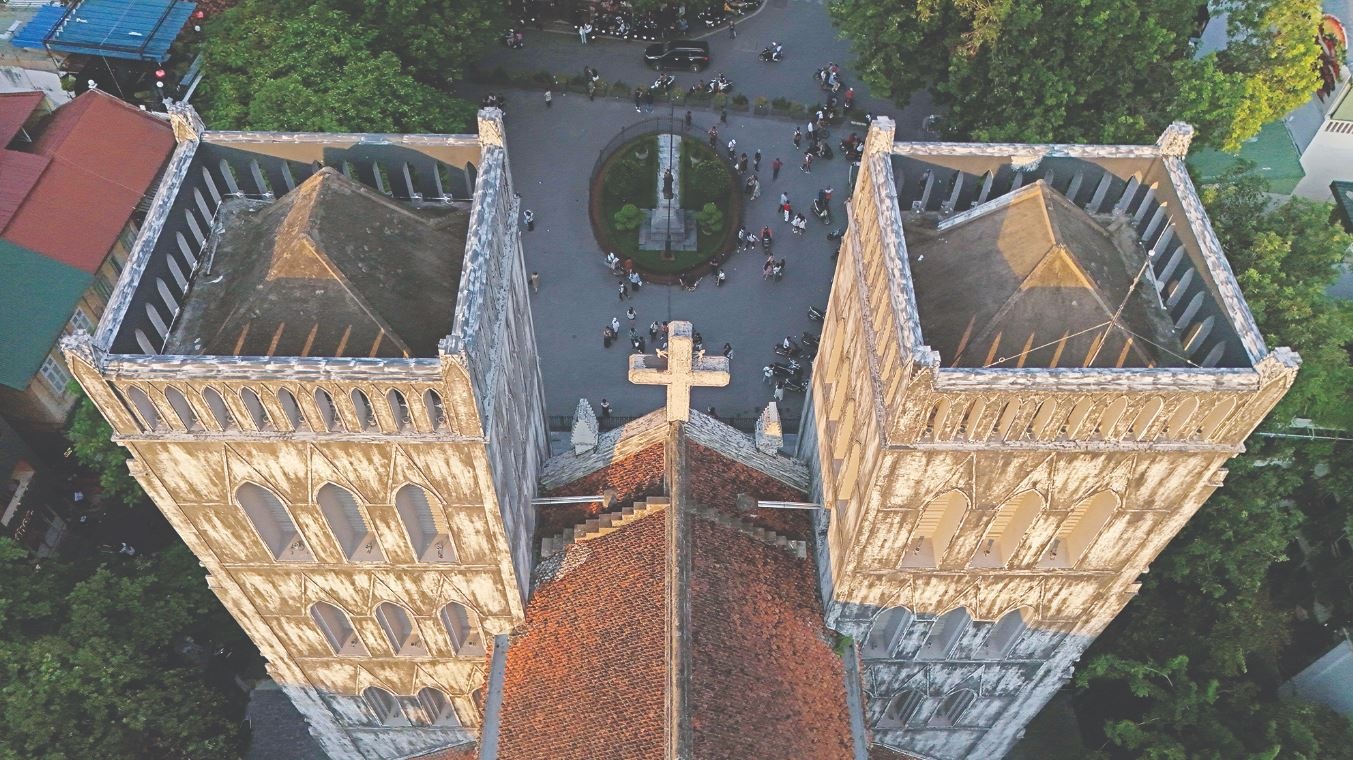 Giai ma y nghia 5 qua chuong Nha tho Lon Ha Noi hinh anh