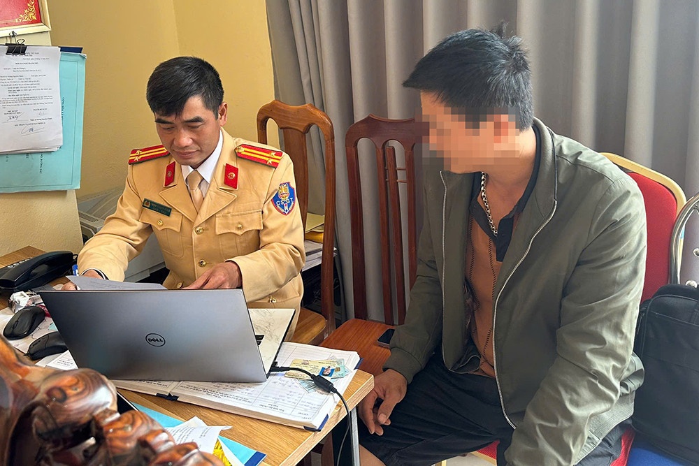 28 Tet, tai xe nhan 'trat' phat 19 trieu do lai oto di nguoc chieu hinh anh