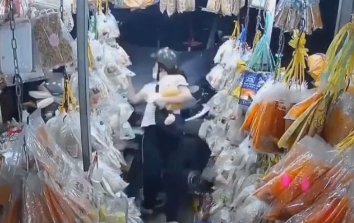 Oto lao vao tiem banh trang tron, huc vang hai nguoi o TP.HCM hinh anh