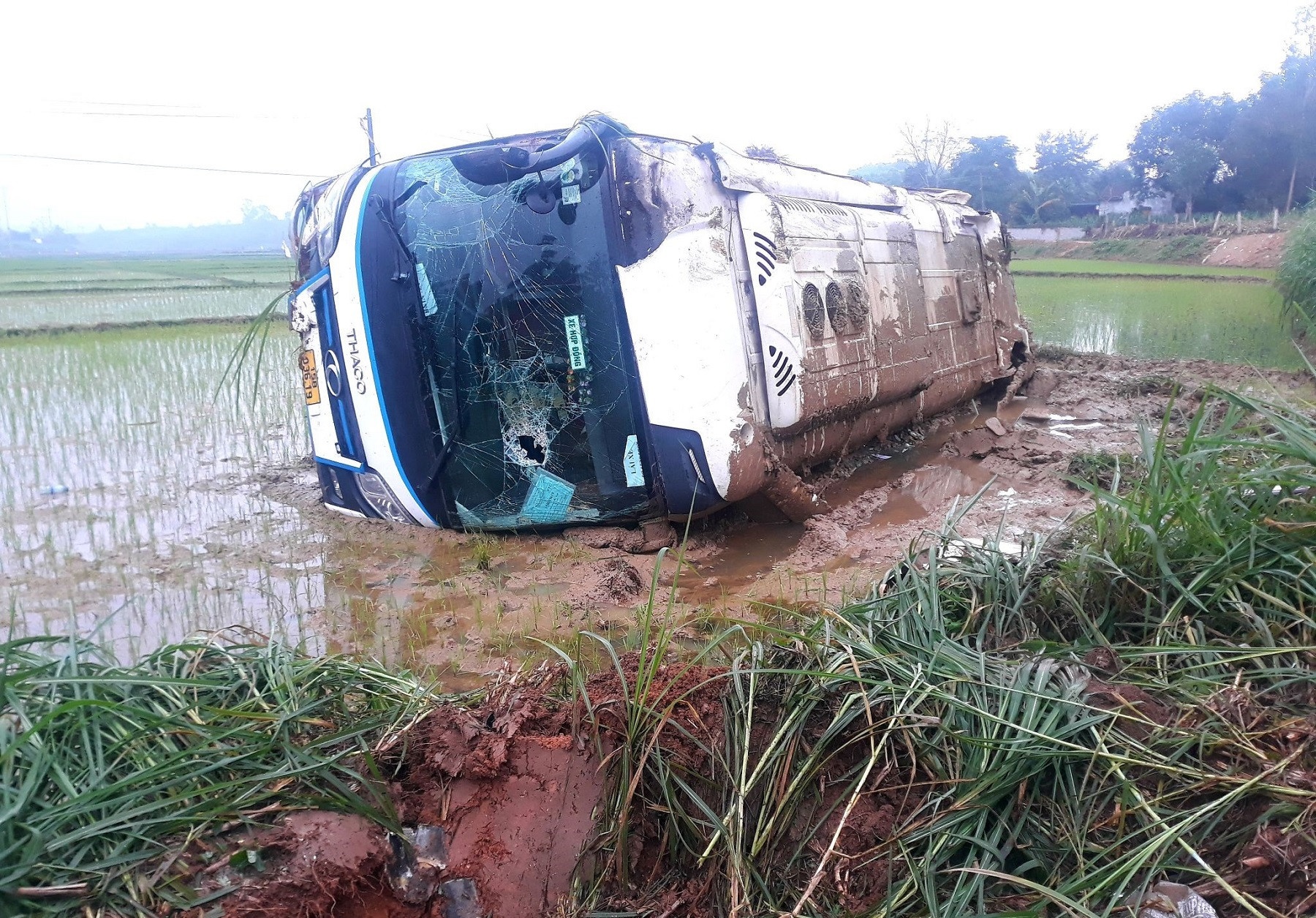 Dot lua suoi am cho nhieu nguoi sau khi xe khach lao xuong ruong hinh anh