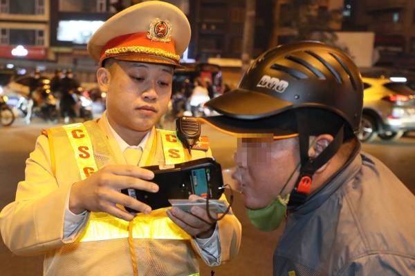 Hon 2.100 tai xe vi pham nong do con trong ngay thu hai nghi Tet hinh anh