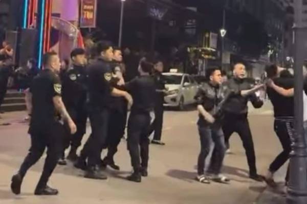 Trieu tap nhom nguoi mac do ve si danh nguoi truoc cua Pub Beer o Hue hinh anh