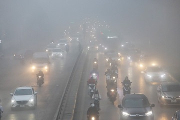 Xuat hien mua phun, Cuc CSGT khuyen cao tai xe lai xe o duong tron hinh anh