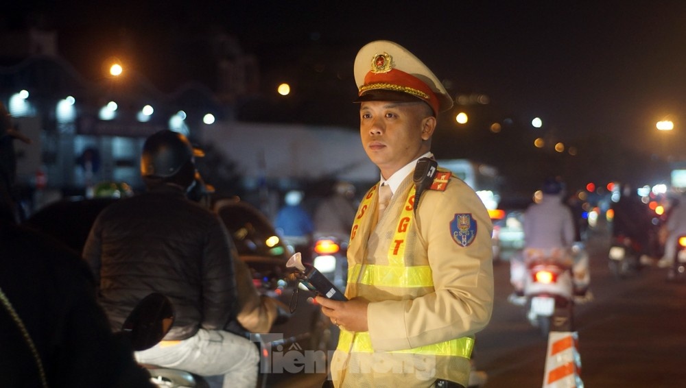 canh sat lam nhiem vu anh 1