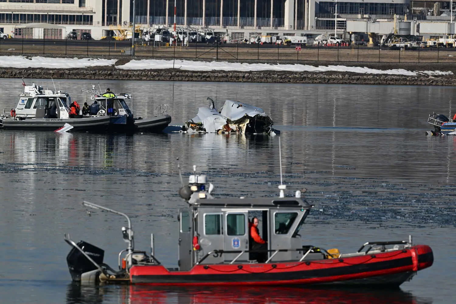 Chi tiet bat thuong luc may bay va truc thang khien 67 nguoi chet o My hinh anh