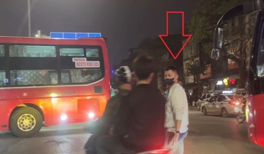 Xe giuong nam ngang nhien 'tha' khach giua duong hinh anh