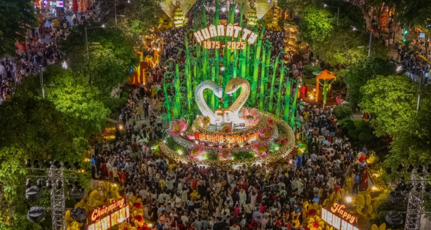 Ly do Duong hoa Nguyen Hue Tet At Ty 2025 chi mo cua 7 ngay hinh anh