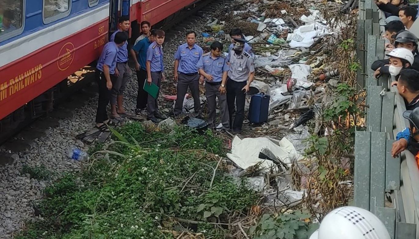Va cham tau hoa o Ha Noi, nguoi dieu khien xe may tu vong hinh anh