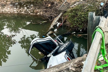 Be gai song sot trong tai nan o Nam Dinh duoc ra vien hinh anh