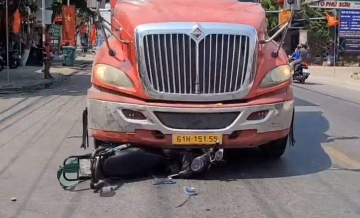 Nguoi dan ong Binh Duong thoat chet sau khi bi cuon vao gam container hinh anh