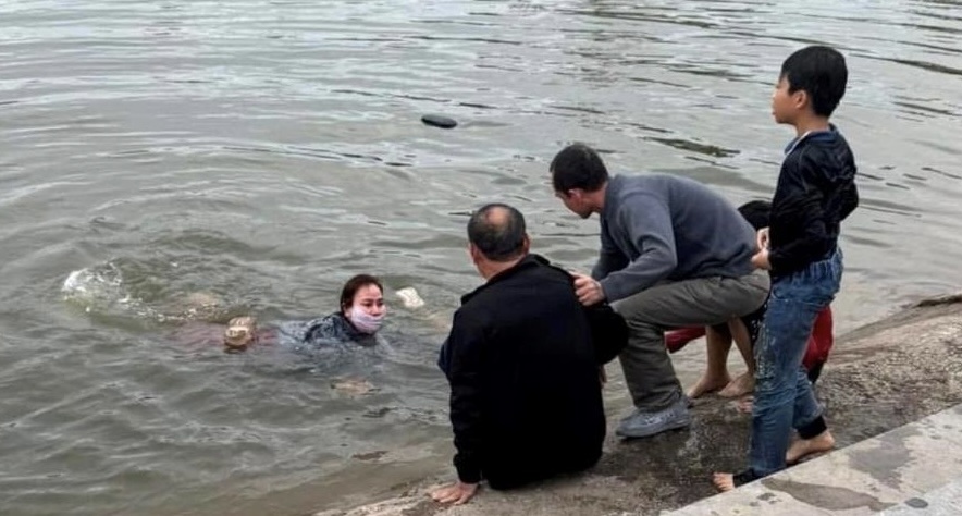 Nguoi phu nu bat chap gia ret lao xuong ho cuu 3 hoc sinh hinh anh